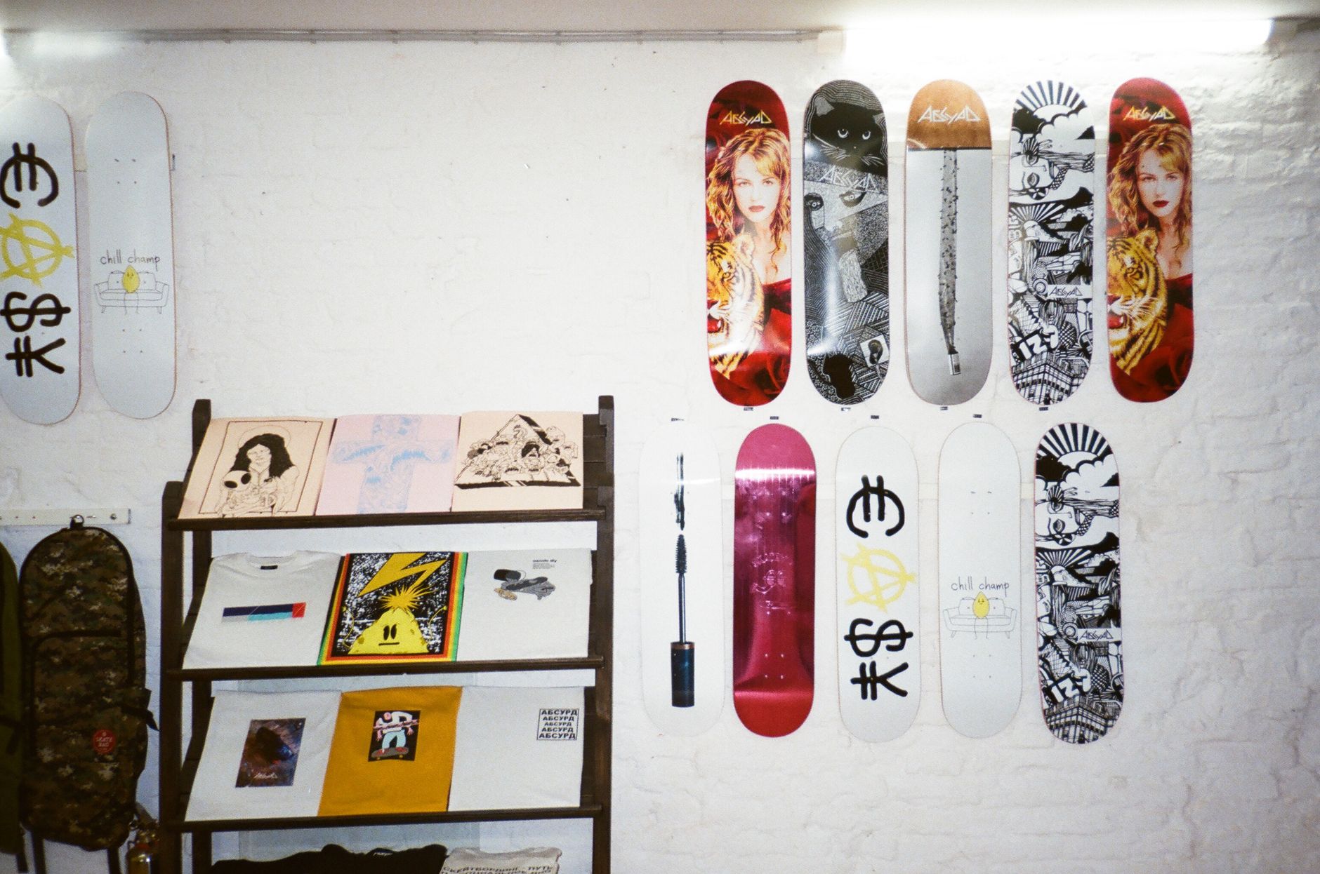 Skateboard-Decks an der Wand im Bordstein Shop